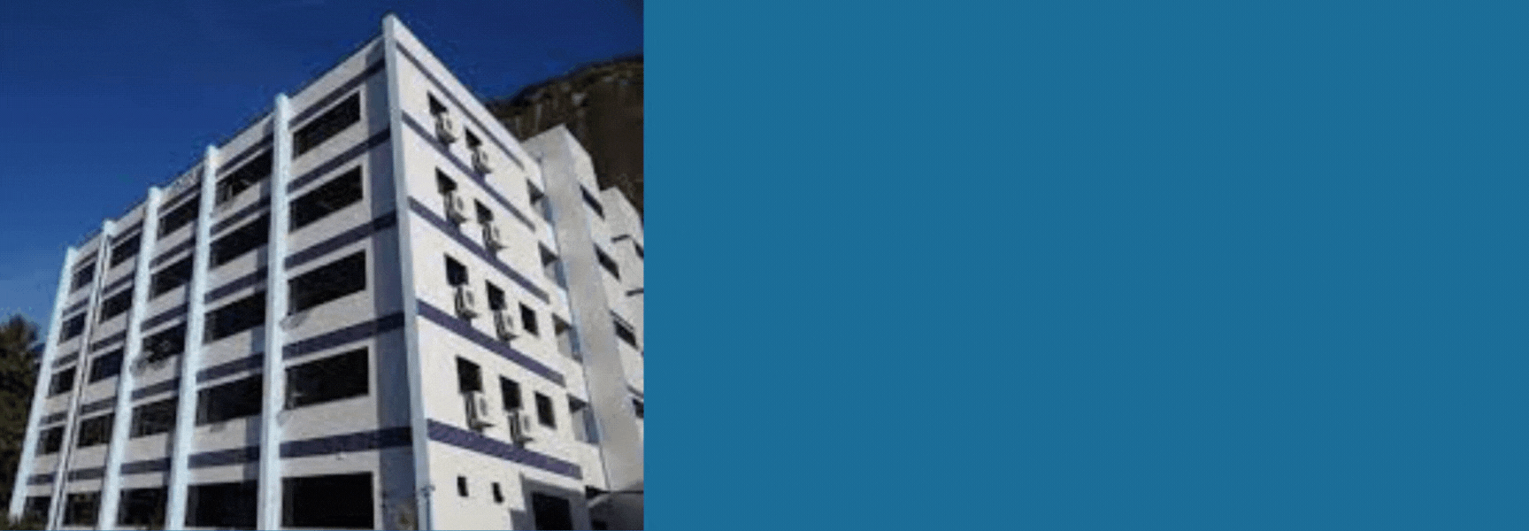 A imagem é um banner horizontal. No lado esquerdo, uma fotografia do edifício do Centro de Ciências Exatas e Tecnologia e do Instituto de Biociências com o morro da Babilônia ao fundo e céu azul claro. No lado direito, um fundo azul com o logotipo da Universidade Federal do Estado do Rio de Janeiro (UNIRIO), centralizado, que consiste em um ícone estilizado da letra "U" em azul mais claro, e o nome "UNIRIO" abaixo, seguido por "UNIVERSIDADE FEDERAL DO ESTADO DO RIO DE JANEIRO" em letras menores. Ao lado do logotipo da UNIRIO, à direita, o logotipo do Instituto de Biociências (IBIO). Este logotipo é composto pelas letras "IBIO" em azul mais claro sobre um círculo azul escuro, com os textos "INSTITUTO DE BIOCIÊNCIAS", "UNIRIO" e "CCBS" dispostos ao redor do círculo. Abaixo dos logotipos, centralizada, a hashtag "#IBIOSEMPRECOMVOCE" em letras brancas. 
