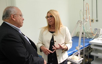 Reitor Jutuca e a coordenadora do Centro de Epilepsias, professora Soniza Leon (Foto: Felipe Monteiro)