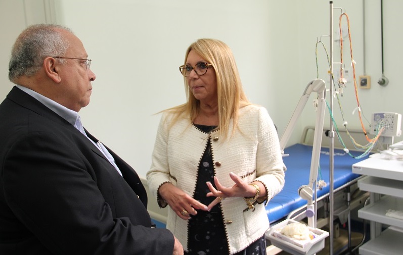 Reitor Jutuca e a coordenadora do Centro de Epilepsias, professora Soniza Leon (Foto: Felipe Monteiro)