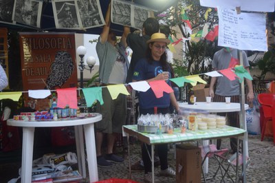A barraca do projeto “Filosofia na sala de aula” foi uma das mais animadas, com pescaria, doces, salgados e fotos do Sebastião Salgado (Foto: PROEXC)