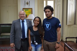 Reitor recebe estudantes contemplados em edital do Ministério do Turismo e da Capes