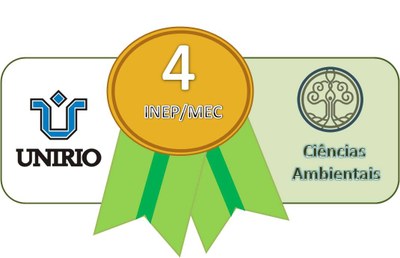 A imagem é um gráfico horizontal apresentando três elementos principais dentro de um contorno verde claro arredondado. Comunica que o curso de Ciências Ambientais da UNIRIO recebeu a nota 4 na avaliação do INEP/MEC. No lado esquerdo, sobre um fundo branco, está o logotipo da UNIRIO em azul e preto. 
No centro, uma grande medalha redonda dourada se destaca, com o número "4" em branco no seu interior. Abaixo do número, as palavras "INEP/MEC" estão escritas em preto, indicando a instituição avaliadora. Duas fitas verdes claras se estendem diagonalmente para baixo da medalha. No lado direito, sobre um fundo verde claro está o logotipo do curso de Ciências Ambientais da Unirio. Abaixo do logotipo, as palavras "Ciências Ambientais" estão escritas em um tom de verde escuro.

