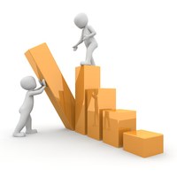 quatro barras verticais, simbolizando um gráfico. Dois bonecos brancos, um deles em pé sobre uma das barras e o outro no chão, levantando uma quinta barra, simpolizando a construção do gráfico