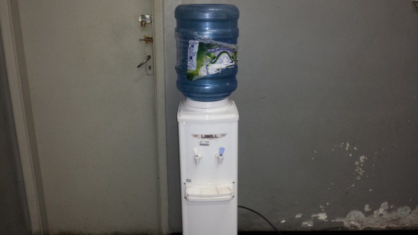 Reposto bebedouro no Hall do 2o andar do Bloco D