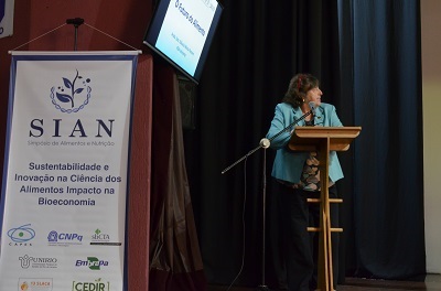 Palestra da coordenadora da área da Ciência dos Alimentos da CAPES e professora da Unicamp, Glaucia Pastore (imagem: Divuglação Comso) Palestra da coordenadora da área da Ciência dos Alimentos da CAPES e professora da Unicamp, Glaucia Pastore (imagem: Divuglação Comso)