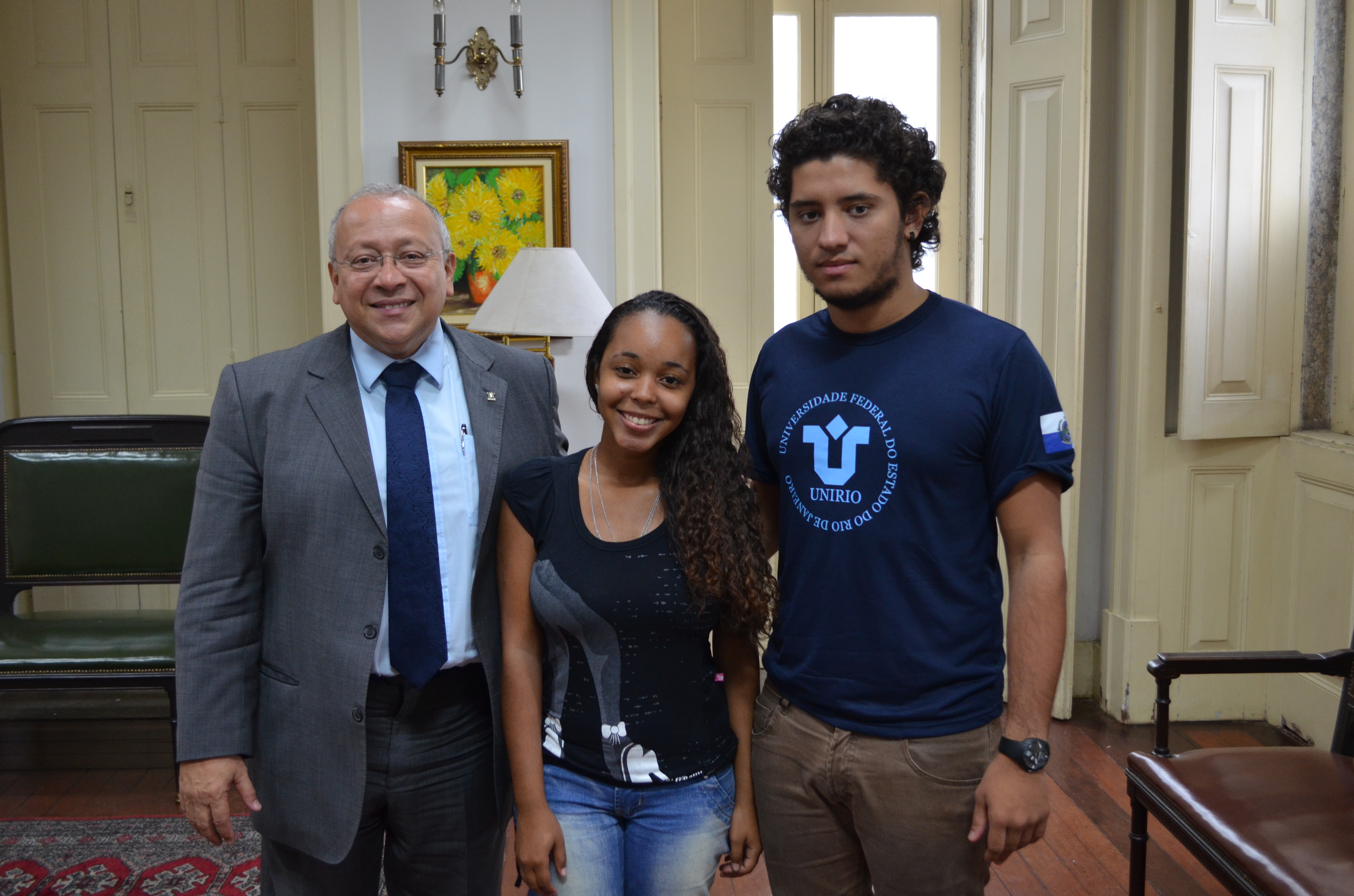 Reitor recebe estudantes contemplados em edital do Ministério do Turismo e da Capes