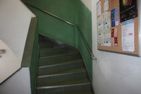 Foto dos corrimãos e beiral antiderrapante nas escadas do Instituto Biomédico – IB