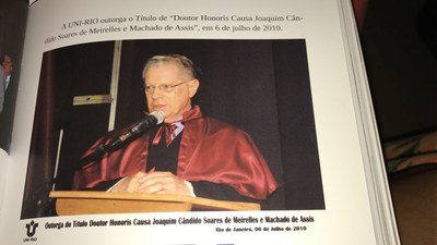 Niskier representando a ABL em cerimônia de outorga de título de Doutor Honoris Causa realizada em 2010 (Foto: Divulgação)