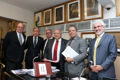 Da esq. para a dir., Aurélio Wander Bastos, Jacksohn Grossman, Benedito Fonseca e Souza Adeodato, Luiz Pedro San Gil Jutuca, Técio Lins e Silva e Carlos Eduardo Machado (Foto: IAB)