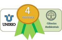 A imagem é um gráfico horizontal apresentando três elementos principais dentro de um contorno verde claro arredondado. Comunica que o curso de Ciências Ambientais da UNIRIO recebeu a nota 4 na avaliação do INEP/MEC. No lado esquerdo, sobre um fundo branco, está o logotipo da UNIRIO em azul e preto. 
No centro, uma grande medalha redonda dourada se destaca, com o número "4" em branco no seu interior. Abaixo do número, as palavras "INEP/MEC" estão escritas em preto, indicando a instituição avaliadora. Duas fitas verdes claras se estendem diagonalmente para baixo da medalha. No lado direito, sobre um fundo verde claro está o logotipo do curso de Ciências Ambientais da Unirio. Abaixo do logotipo, as palavras "Ciências Ambientais" estão escritas em um tom de verde escuro.

