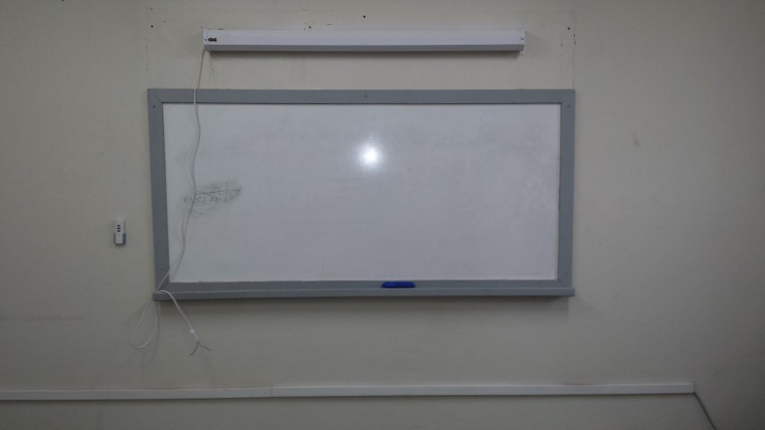 Instalada tela elétrica de projeção na sala A-515