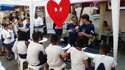 Alunos do Abrigo Teresa de Jesus assistem a vídeo educativo sobre a hipertensão