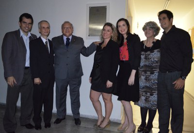 Da esquerda para a direita: vice-reitor, Ricardo Cardoso; decano do CCET, Luiz Amâncio Machado; reitor, Luiz Pedro San Gil Jutuca; alunas homenageadas Raquel de Andrade e Joana Oliveira Dias; diretora da Escola, Cládice Diniz; e aluno homenageado Felipe Rodrigues Linhares (Foto: Comso)