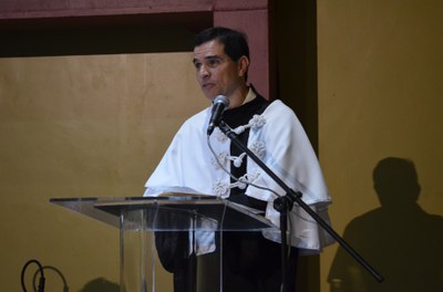 Emocionado, o novo reitor da UNIRIO profere seu discurso (Foto: Comso)