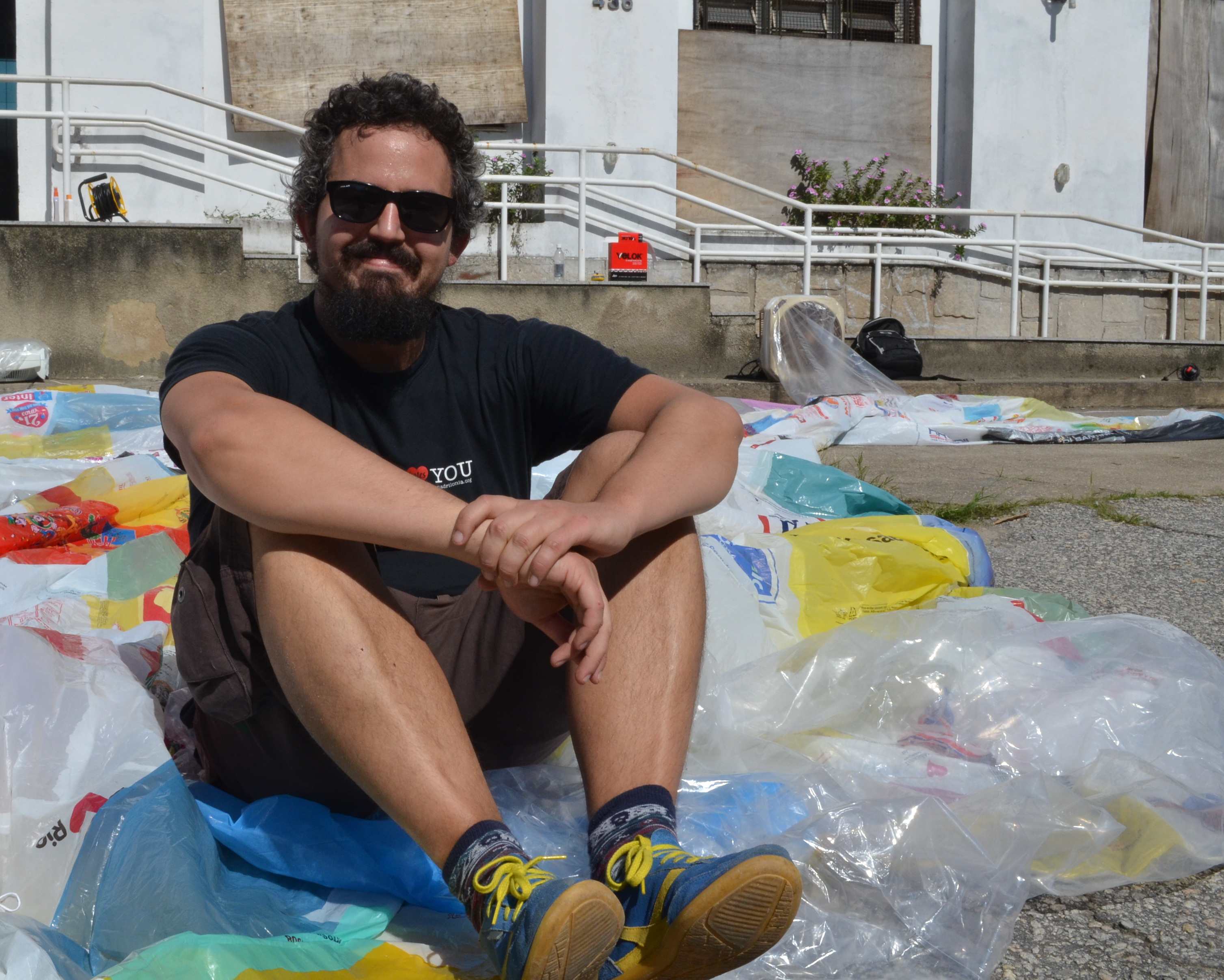 Para o artista Alberto da Veiga, arte é uma forma de instigar o pensamento crítico.