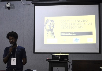 Aluno Filipe da Silva do curso de Pedagogia - Tema Coletivo negro universitário e as redes sociais: as imagens produzidas e o midiativismo (imagem divulgação Comso)