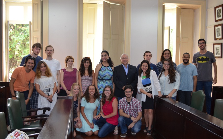 Reitor recepciona intercambistas