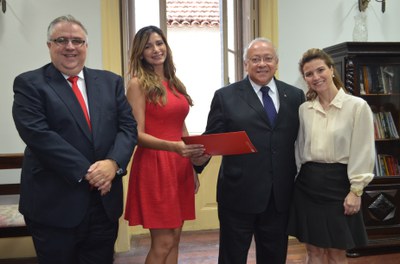 Equipe do Santander formaliza a entrega das bolsas ao reitor (Foto: Comso)