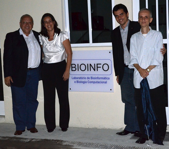 Da esquerda para a direita: reitor, Luiz Pedro San Gil Jutuca, coordenadora do laboratório, Joelma Mesquita, pró-reitor de Pós-Graduação e Pesquisa, Ricardo Cardoso, e decano do CCET, Luiz Amâncio Machado (Foto: Comso)
