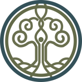 Símbolo do Curso de Graduação em Ciências Ambientais na UNIRIO. A imagem é circular com um desenho central de uma árvore estilizada, apresentada em uma cor verde terrosa e suave. O tronco da árvore se ramifica para cima, entrelaçando-se para formar um padrão que sugere crescimento orgânico e interconexão. Os galhos curvam-se em espirais elegantes, quase caligráficas, em suas extremidades. Na base, as raízes também se entrelaçam, formando uma fundação estável. Há uma fina borda circular em tom verde-petróleo, que envolve todo o design. A impressão geral é de harmonia natural, equilíbrio e uma estética de inspiração celta, frequentemente associada a temas de vida, natureza e estudos ambientais.