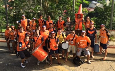 Delegação reunida para o primeiro jogo, na saída do alojamento do Programa Integração pela Música (Foto: Divulgação)
