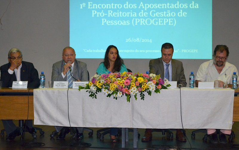 Estiveram na mesa de abertura dirigentes da UNIRIO e representantes das associações de classe (Foto: Comso)