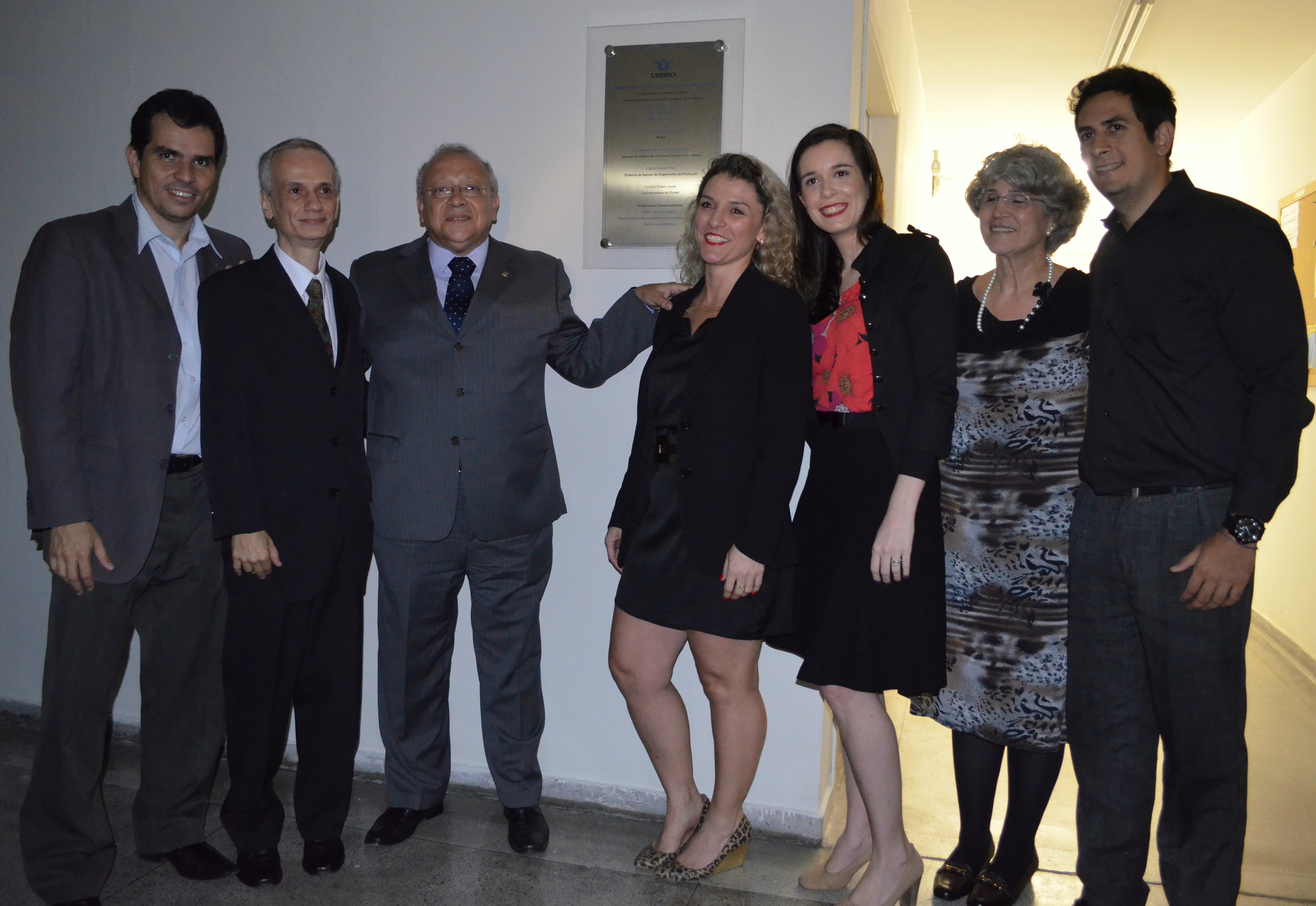 Da esquerda para a direita: vice-reitor, Ricardo Cardoso; decano do CCET, Luiz Amâncio Machado; reitor, Luiz Pedro San Gil Jutuca; alunas homenageadas Raquel de Andrade e Joana Oliveira Dias; diretora da Escola, Cládice Diniz; e aluno homenageado Felipe Rodrigues Linhares (Foto: Comso)