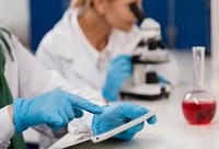 Representação microscópica estilizada de linfócitos T, remetendo a estudo de biomarcadores para mielopatia associada ao HTLV-1.