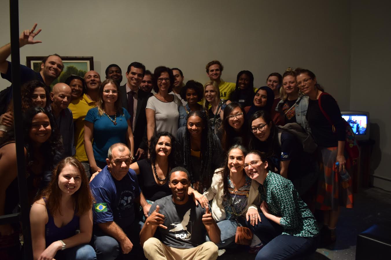 Alunos e professores da UNIRIO e da Universidade de Michigan participaram da abertura da mostra (Foto: Naira Silveira)