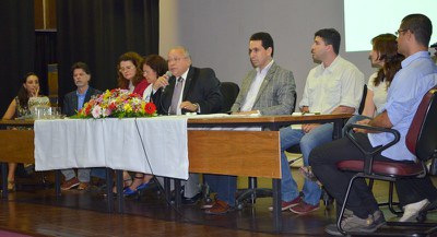 Mesa solene teve participação de dirigentes da UNIRIO, além de representantes docentes e discente da EEAP (Foto: Comso)