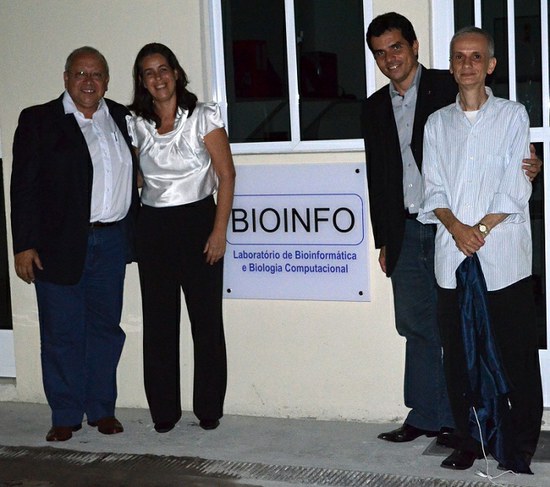 Da esquerda para a direita: reitor, Luiz Pedro San Gil Jutuca, coordenadora do laboratório, Joelma Mesquita, pró-reitor de Pós-Graduação e Pesquisa, Ricardo Cardoso, e decano do CCET, Luiz Amâncio Machado (Foto: Comso)