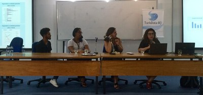 Da esquerda para a direita: alunos de Turismo da UNIRIO Gean Falero e Germana Moreira; Camila Moraes e Bianca Freire-Medeiros (Foto: Comso)