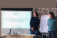 Fotografia ilustrativa de visitantes em unidade de conservação, com trilha sinalizada e vegetação, remetendo à gestão do lazer e do turismo.