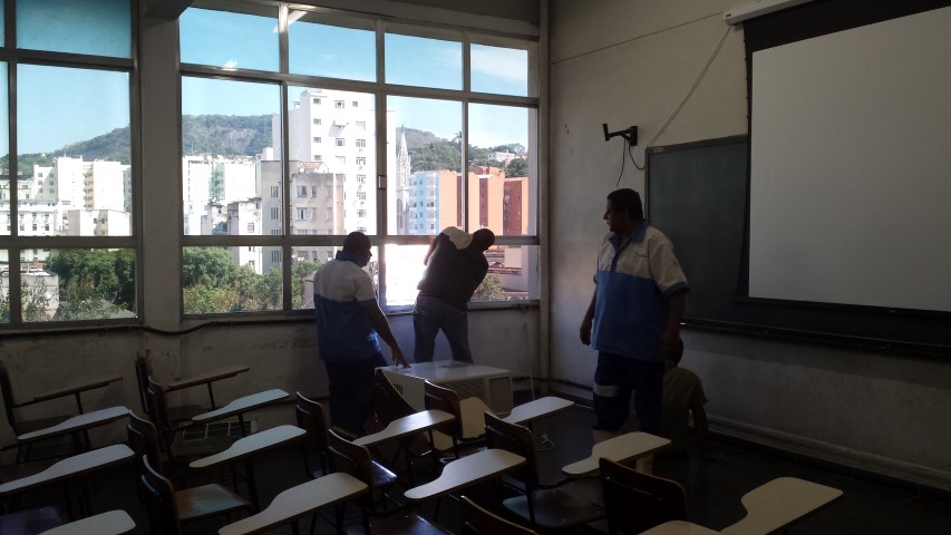 Substituído condicionador de ar da sala A-503