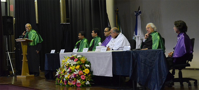 Em saudação, professor L. C. Cameron ressaltou a atuação científica do pesquisador e sua ligação pessoal com a arte (Foto: Comso)
