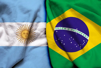 Bandeiras da Argentina e do Brasil unidas verticalmente ao centro, simbolizando a relação entre os dois países.
