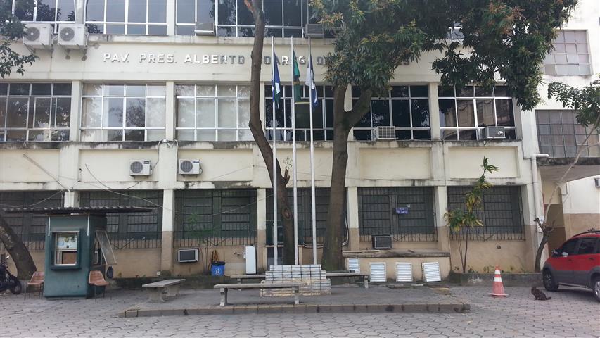 Hasteadas bandeiras no IB