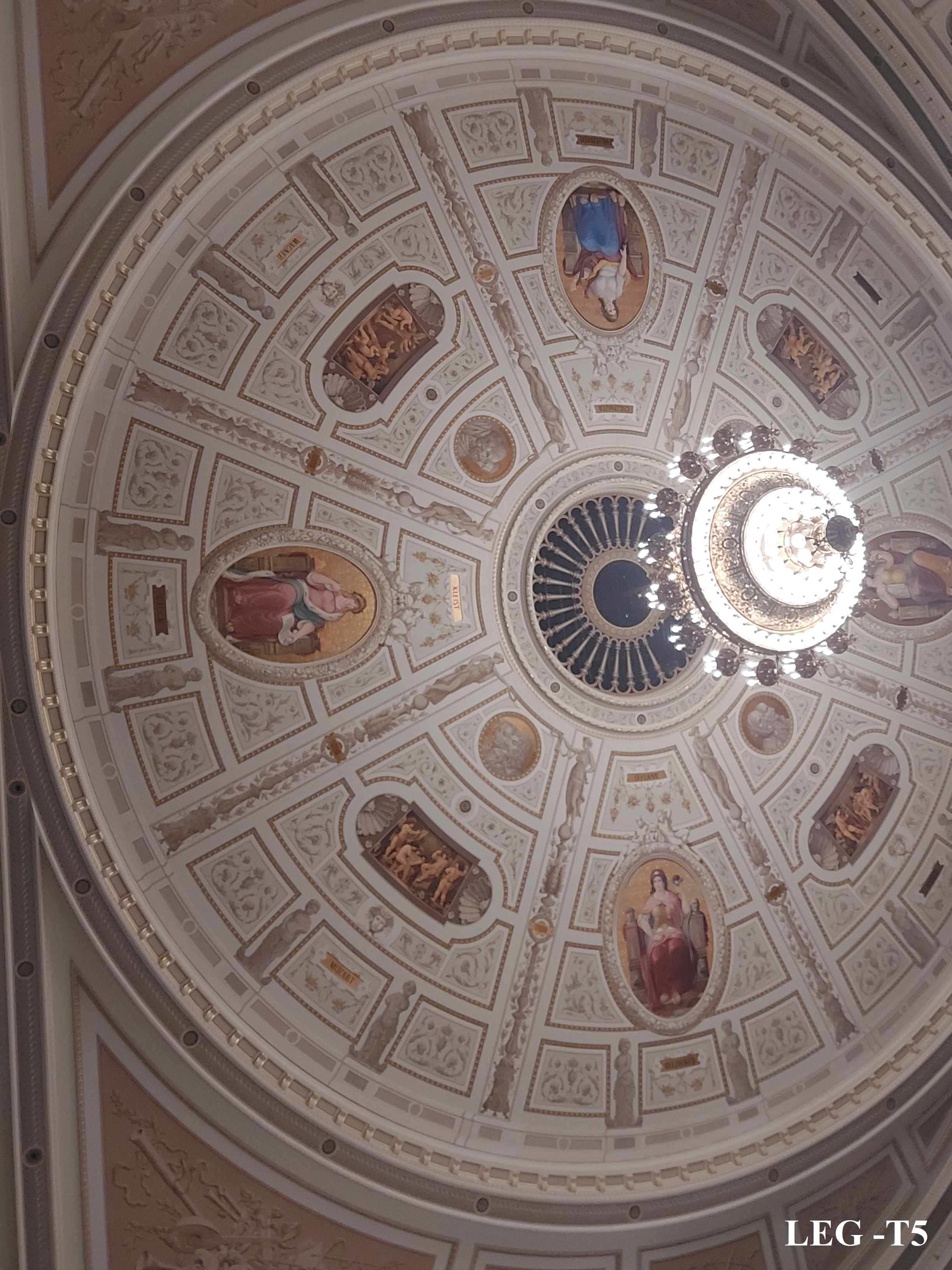 Fig. 7 _ SemperOper_ Cupula e lustre central20230611_142318.jpg