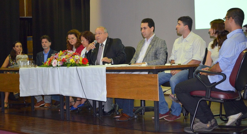 Mesa solene teve participação de dirigentes da UNIRIO, além de representantes docentes e discente da EEAP (Foto: Comso)