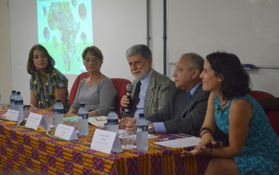 Da esquerda para a direita: coordenadora da Escola de Ciência Política, Cristiane Batista Santos,  decana do CCJP, Rosângela Gomes, ex-ministro Celso Amorim, reitor Luiz Pedro San Gil Jutuca e coordenadora do Grisul, Enara Echart (Foto: Comso)