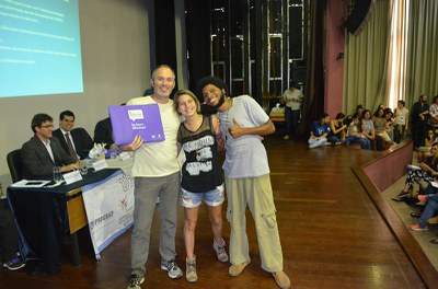 Estudantes e professores premiados confraternizam na cerimônia de encerramento da SIA (Foto: Comso)