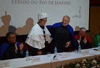 Emoção marca cerimônia de transmissão do cargo de reitor da UNIRIO Emoção marca cerimônia de transmissão do cargo de reitor da UNIRIO