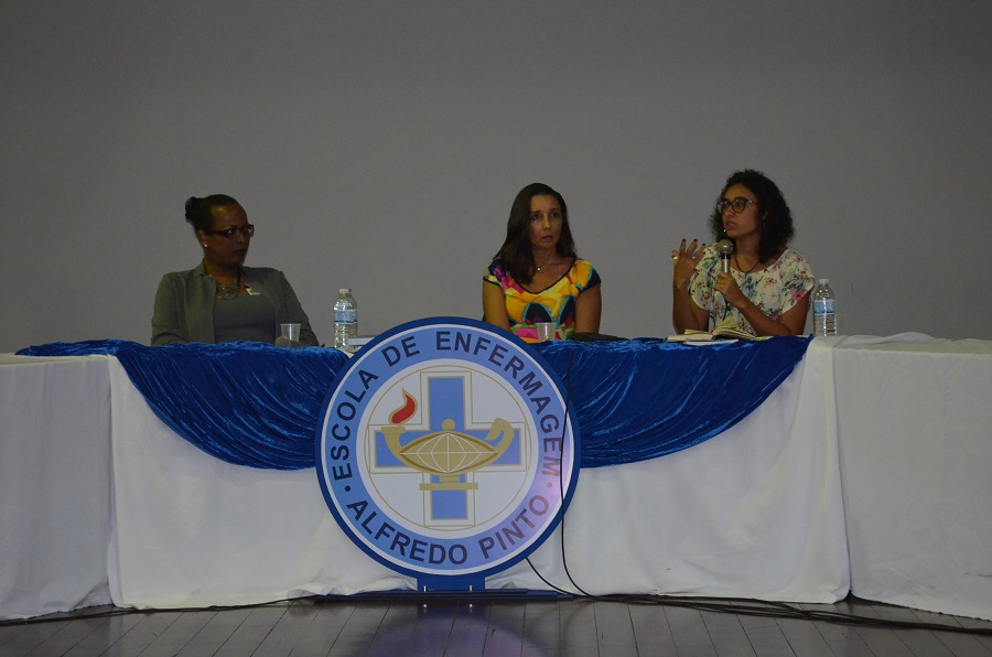 Da esquerda para a direita: transativista Kathyla Katheryne Valverde, professora Adriana Lemos e coordenadora do Cladem, Ana Paula Sciammarella (Foto: Comso)