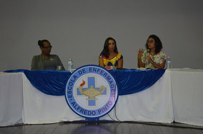 Da esquerda para a direita: transativista Kathyla Katheryne Valverde, professora Adriana Lemos e coordenadora do Cladem, Ana Paula Sciammarella (Foto: Comso)