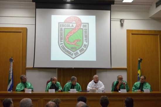 Foto da mesa solene composta, da esquerda para a direita, pelos professores Agostinho Manuel da Silva Ascenção, Mario Barreto Correa Lima, Eduardo Pamplona Bethlem, Luiz Pedro San Gil Jutuca, Omar da Rosa Santos e Antônio Dacri