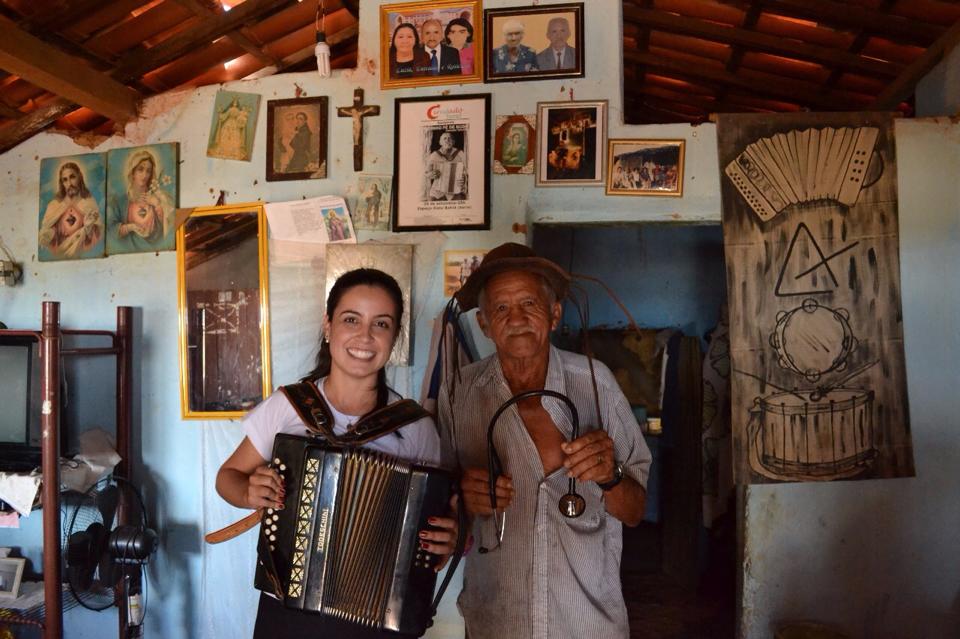 Estudante em visita à casa de ‘Landinho Pé de Bode’, conhecido morador da região (Raquel Munhoz)
