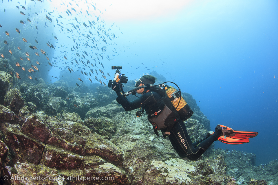 Um dos pesquisadores no momento do registro de um cardume durante a expedição (Foto: Áthila Bertoncini)