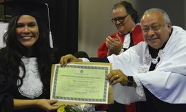 Diplomas da UNIRIO são entregues no ato de colação de grau