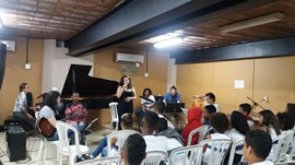 Integrantes do projeto de extensão Swing Lab recepcionam alunos da Escola Benjamin Constant