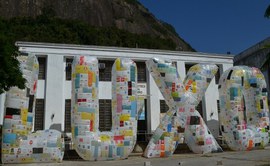 Instalação feita de sacolas plásticas sugere reflexão sobre sociedade do consumo 